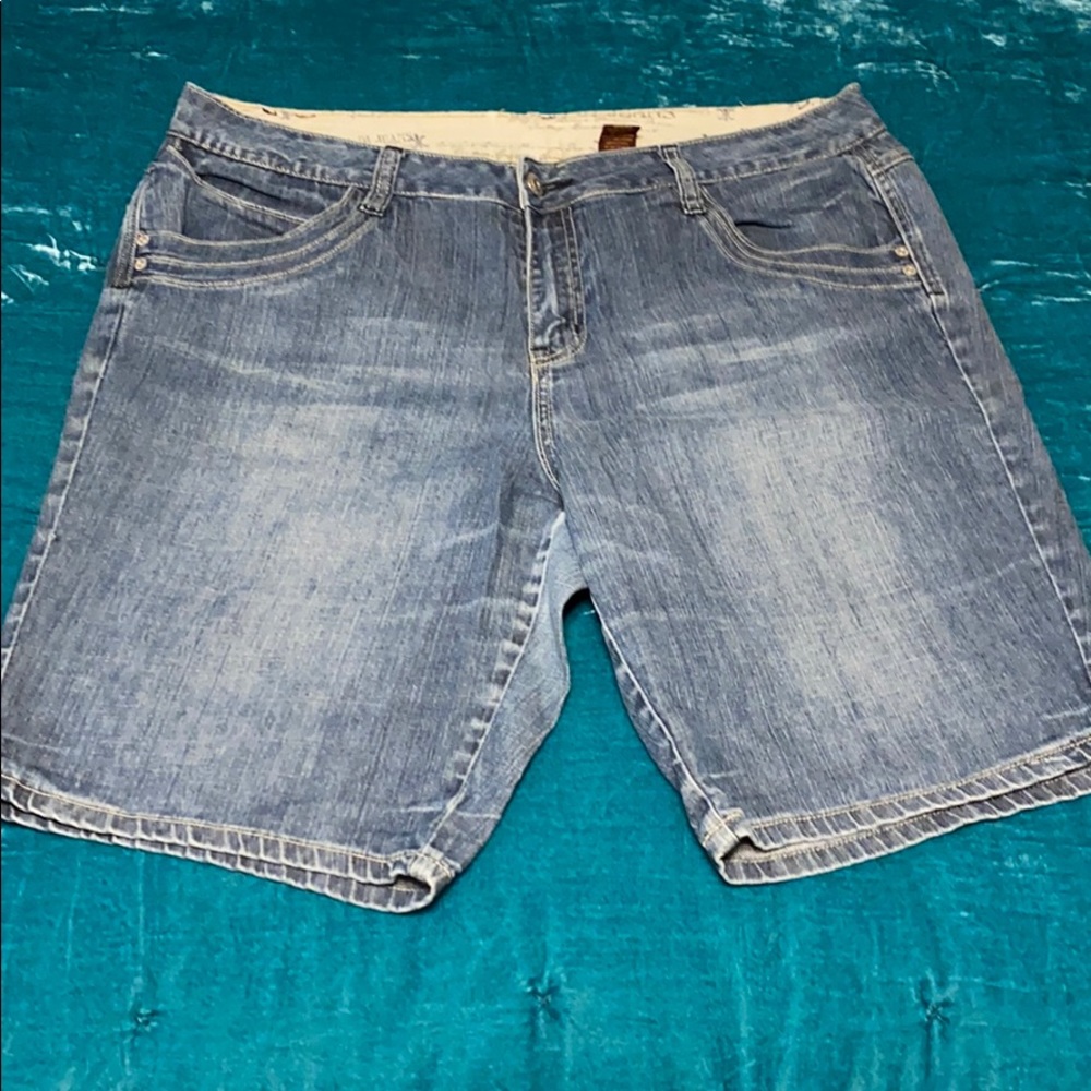 Light wash Bermuda shorts